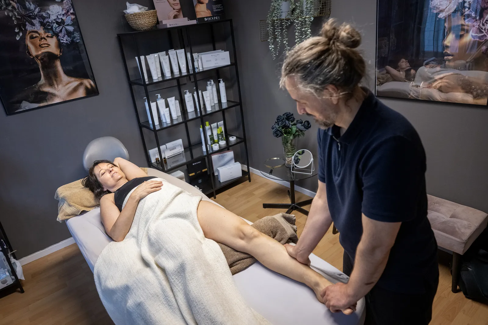 Piotr treating a client’s calf at ABC-Klinikken