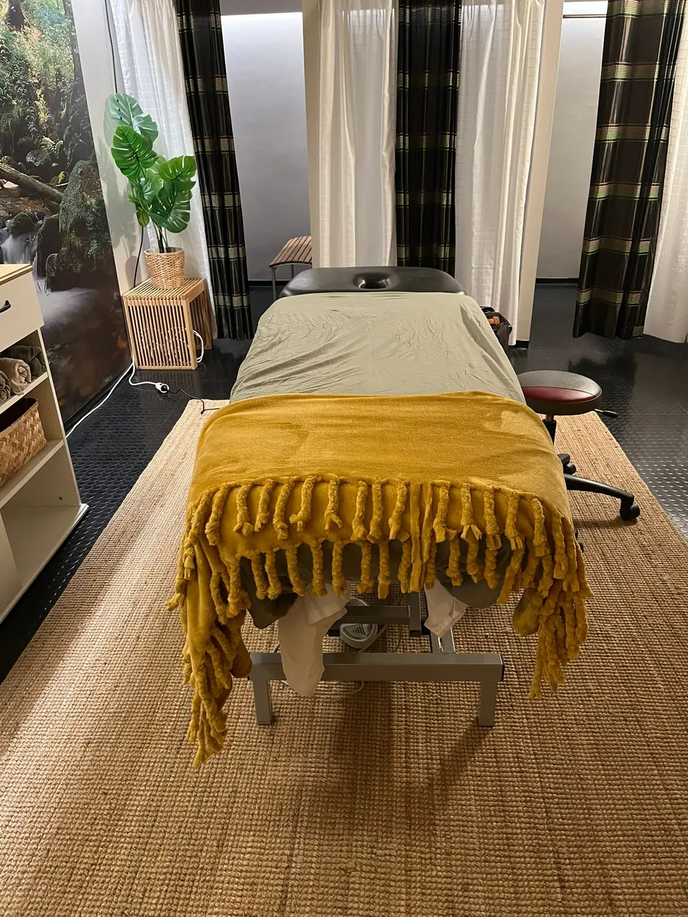 Treatment table for muscle therapy and massage in Bergen city centre